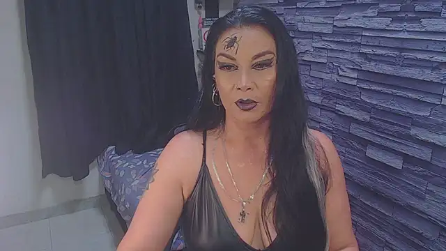 Snapshot of Cruela_deviil chatting on 10-16-25, 02:34 Cruela deviil online show from 10-16-25, 02:34