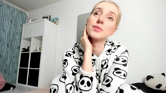 KenzieDawton online show from 11-09-25, 04:22