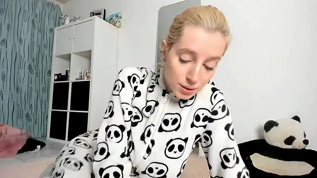 KenzieDawton online show from 11-14-25, 04:33