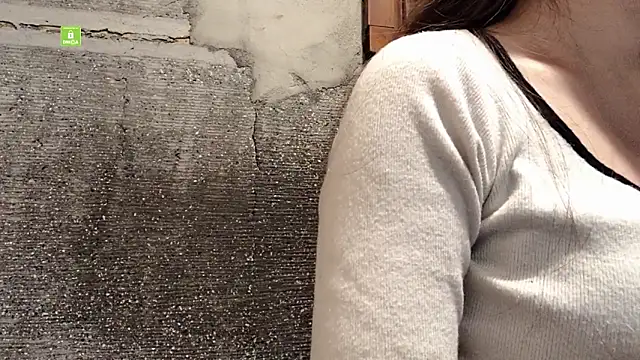 Snapshot of Tw_Zoella chatting on 01-08-25, 05:37 Tw Zoella online show from 01-08-25, 05:37