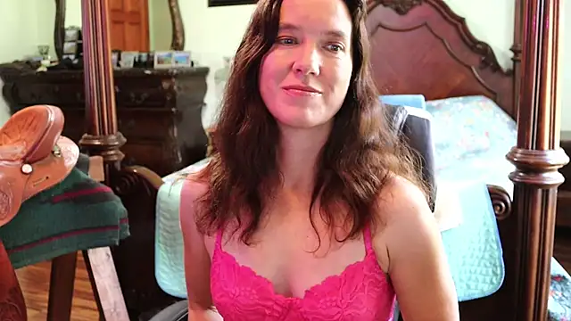 Snapshot of thornburyrose chatting on 10-31-25, 05:03 thornburyrose online show from 10-31-25, 05:03