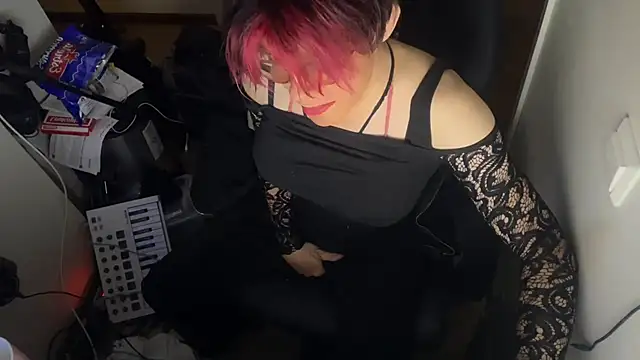 Snapshot of ecd011 chatting on 09-29-25, 01:00 ecd011 online show from 09-29-25, 01:00