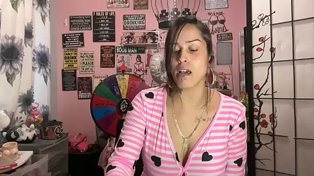 Snapshot of latinacubana chatting on 01-30-25, 10:41 latinacubana online show from 01-30-25, 10:41