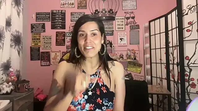 Snapshot of latinacubana chatting on 02-05-25, 06:13 latinacubana online show from 02-05-25, 06:13