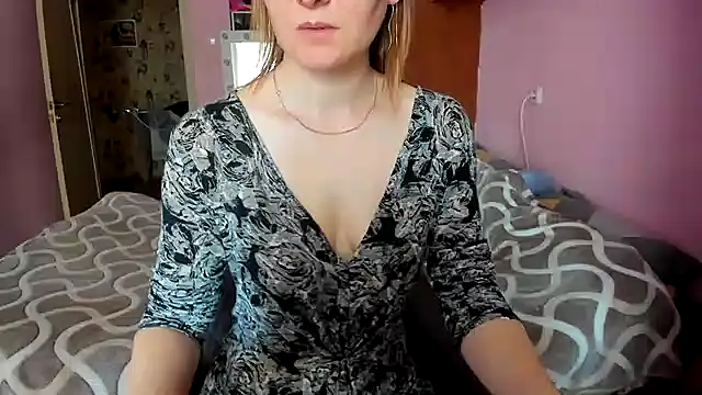 HolmesAriana online show from 09-12-25, 01:11