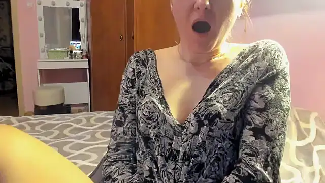 HolmesAriana online show from 10-26-25, 04:02