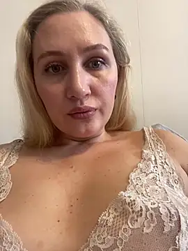 Snapshot of YourBlondee chatting on 12-20-24, 06:40 YourBlondee online show from 12-20-24, 06:40