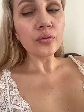 Snapshot of YourBlondee chatting on 03-13-25, 06:48 YourBlondee online show from 03-13-25, 06:48