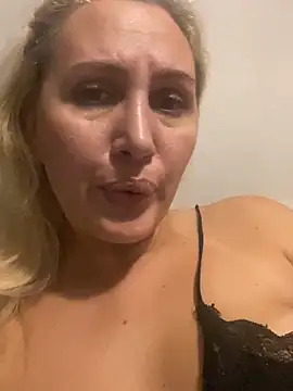 Snapshot of YourBlondee chatting on 10-13-25, 11:43 YourBlondee online show from 10-13-25, 11:43