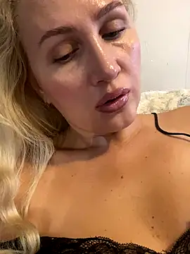 Snapshot of YourBlondee chatting on 10-23-25, 02:00 YourBlondee online show from 10-23-25, 02:00