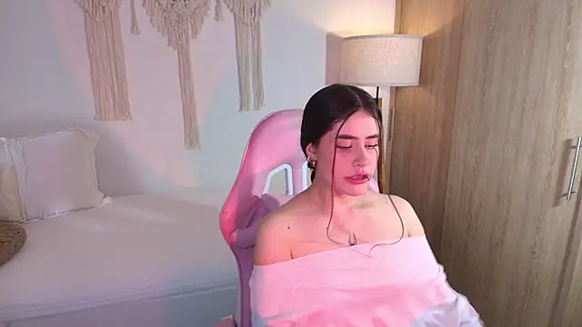 Snapshot of iriswest_ chatting on 12-21-25, 12:51 iriswest online show from 12-21-25, 12:51