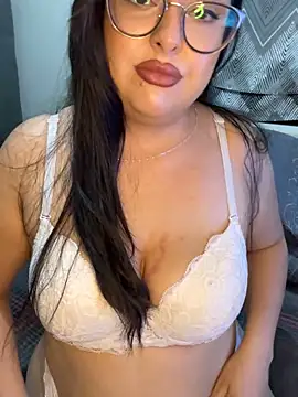 Snapshot of MileyGia chatting on 10-12-25, 02:43 MileyGia online show from 10-12-25, 02:43