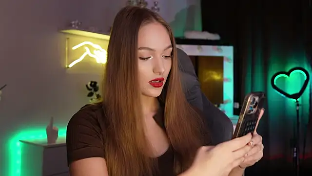 Snapshot of MrsTenderBeast chatting on 11-23-25, 02:39 MrsTenderBeast online show from 11-23-25, 02:39