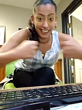 Snapshot of Nikkierosee chatting on 02-21-25, 07:45 Nikkierosee online show from 02-21-25, 07:45