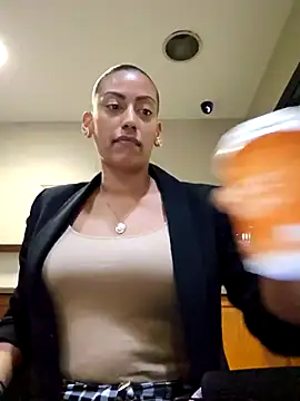 Snapshot of Nikkierosee chatting on 03-01-25, 11:47 Nikkierosee online show from 03-01-25, 11:47