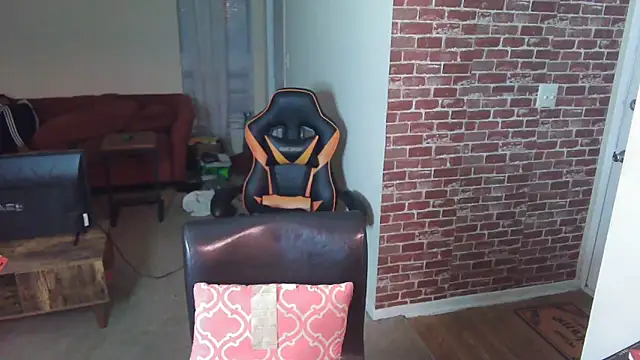 Snapshot of EntitledMistress chatting on 12-18-24, 10:35 EntitledMistress online show from 12-18-24, 10:35