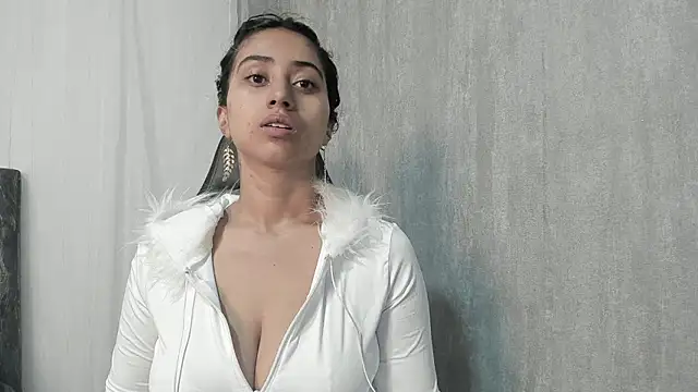 Snapshot of Valentinne_z chatting on 12-24-24, 03:16 Valentinne z online show from 12-24-24, 03:16