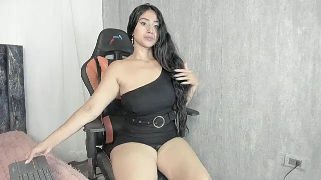 Snapshot of Valentinne_z chatting on 12-29-24, 02:42 Valentinne z online show from 12-29-24, 02:42