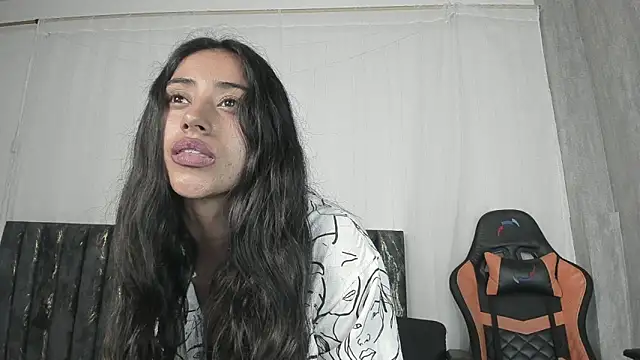 Snapshot of Valentinne_z chatting on 01-03-25, 02:54 Valentinne z online show from 01-03-25, 02:54