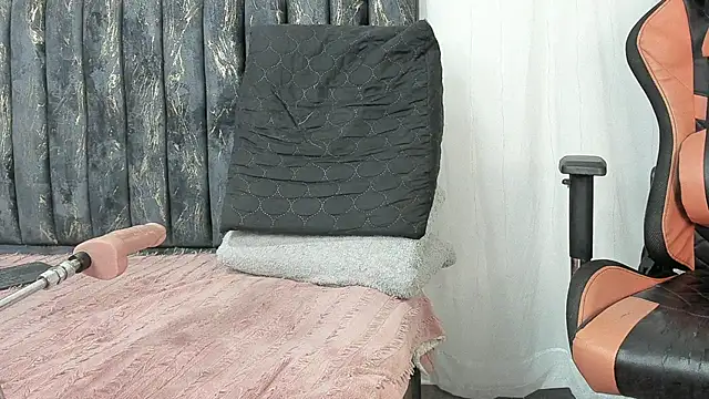 Snapshot of Valentinne_z chatting on 01-04-25, 07:02 Valentinne z online show from 01-04-25, 07:02