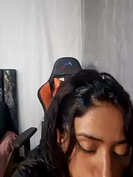 Snapshot of Valentinne_z chatting on 01-05-25, 05:30 Valentinne z online show from 01-05-25, 05:30