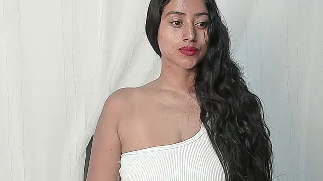 Snapshot of Valentinne_z chatting on 01-15-25, 09:13 Valentinne z online show from 01-15-25, 09:13