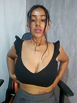 Snapshot of Valentinne_z chatting on 01-15-25, 03:39 Valentinne z online show from 01-15-25, 03:39