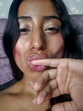 Snapshot of Valentinne_z chatting on 01-18-25, 08:52 Valentinne z online show from 01-18-25, 08:52