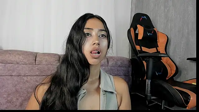 Snapshot of Valentinne_z chatting on 01-23-25, 03:54 Valentinne z online show from 01-23-25, 03:54