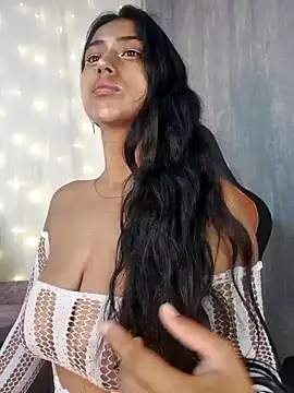 Snapshot of Valentinne_z chatting on 01-29-25, 06:43 Valentinne z online show from 01-29-25, 06:43