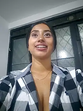 Snapshot of Valentinne_z chatting on 01-31-25, 02:26 Valentinne z online show from 01-31-25, 02:26