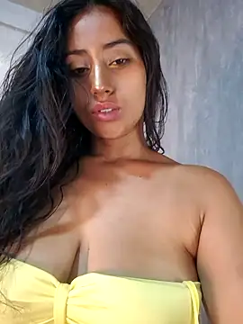 Snapshot of Valentinne_z chatting on 02-05-25, 03:34 Valentinne z online show from 02-05-25, 03:34