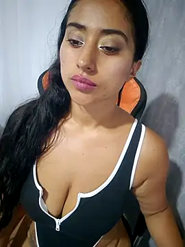 Snapshot of Valentinne_z chatting on 02-07-25, 12:31 Valentinne z online show from 02-07-25, 12:31