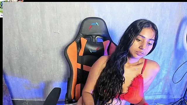 Snapshot of Valentinne_z chatting on 02-09-25, 04:25 Valentinne z online show from 02-09-25, 04:25