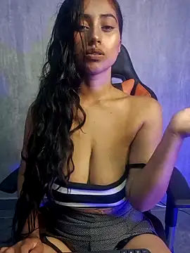 Snapshot of Valentinne_z chatting on 02-09-25, 05:22 Valentinne z online show from 02-09-25, 05:22