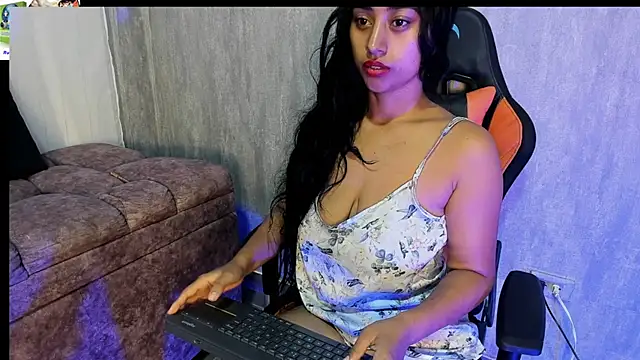 Snapshot of Valentinne_z chatting on 02-10-25, 08:42 Valentinne z online show from 02-10-25, 08:42