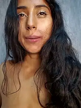 Snapshot of Valentinne_z chatting on 02-14-25, 12:14 Valentinne z online show from 02-14-25, 12:14