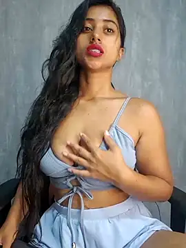 Snapshot of Valentinne_z chatting on 02-18-25, 09:10 Valentinne z online show from 02-18-25, 09:10