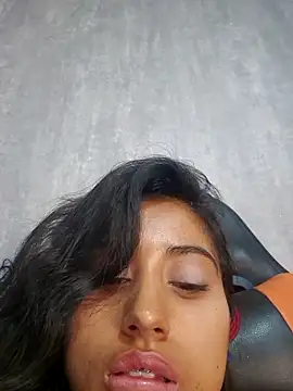 Snapshot of Valentinne_z chatting on 02-22-25, 06:28 Valentinne z online show from 02-22-25, 06:28