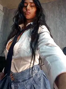 Snapshot of Valentinne_z chatting on 02-22-25, 09:34 Valentinne z online show from 02-22-25, 09:34