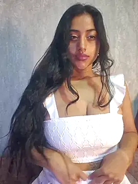 Snapshot of Valentinne_z chatting on 03-01-25, 06:13 Valentinne z online show from 03-01-25, 06:13