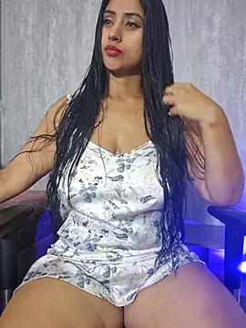 Snapshot of Valentinne_z chatting on 10-17-25, 04:37 Valentinne z online show from 10-17-25, 04:37