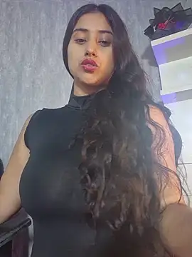 Snapshot of Valentinne_z chatting on 10-24-25, 03:25 Valentinne z online show from 10-24-25, 03:25