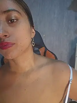 Snapshot of Valentinne_z chatting on 10-25-25, 01:13 Valentinne z online show from 10-25-25, 01:13