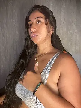 Snapshot of Valentinne_z chatting on 03-19-26, 11:03 Valentinne z online show from 03-19-26, 11:03