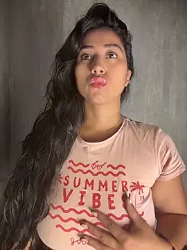 Snapshot of Valentinne_z chatting on 03-28-26, 08:47 Valentinne z online show from 03-28-26, 08:47