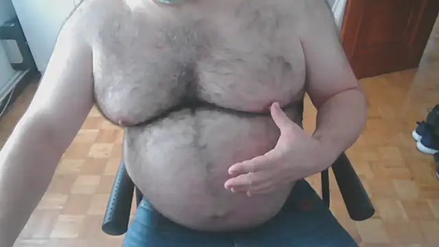 Snapshot of mikeyhotbear chatting on 10-21-25, 12:39 mikeyhotbear online show from 10-21-25, 12:39