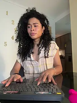 GabriSaenz online show from 12-21-24, 10:40