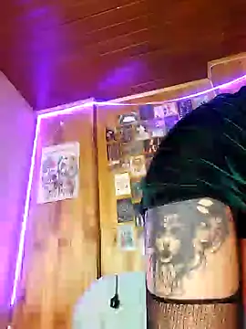 Snapshot of _Laary chatting on 01-14-25, 10:44  Laary online show from 01-14-25, 10:44