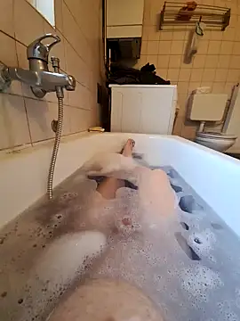 Snapshot of toeloverlive chatting on 12-17-24, 09:39 toeloverlive online show from 12-17-24, 09:39